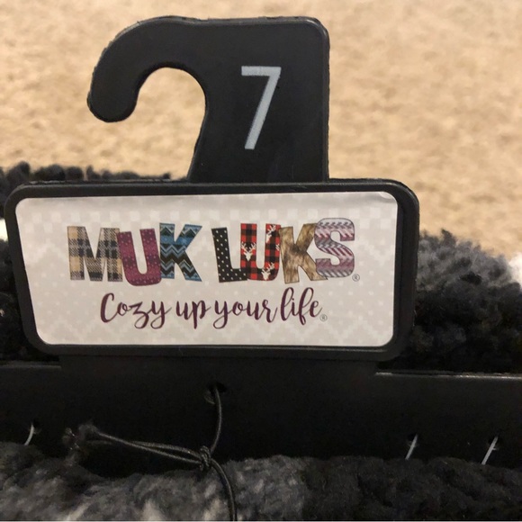 ❤️ NWT Muk Luks Black and white cozy booties - Picture 6 of 11